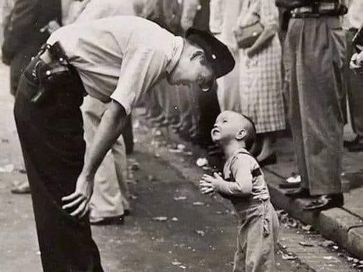 Capturing Innocence: The Iconic Pulitzer-Winning Photograph of 1957