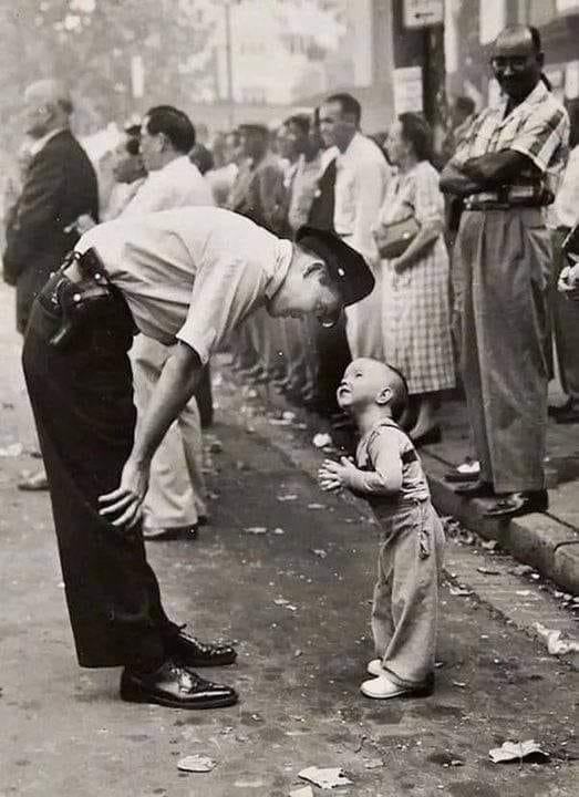 Capturing Innocence: The Iconic Pulitzer-Winning Photograph of 1957